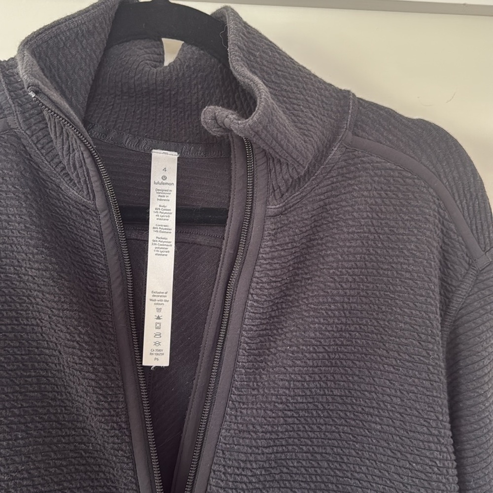 Lululemon On Repeat jacket size 4. - Picture 4 of 4